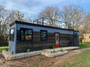 The Hacienda Beautiful New Container Home 12 min to Magnolia